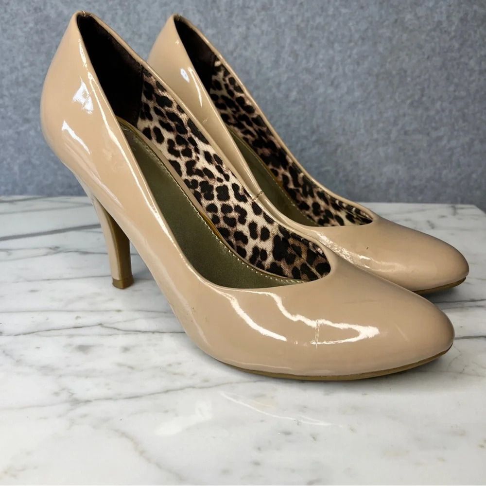 Fergalicious Women’s Sammi Pumps Nude Classic Faux Leather size 6.5